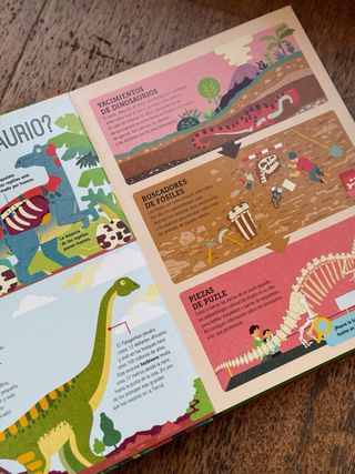 Libro infantil dinosaurios con lupa
