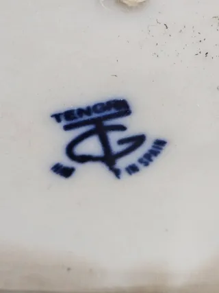 Figura porcelana mujer con cesto de flores