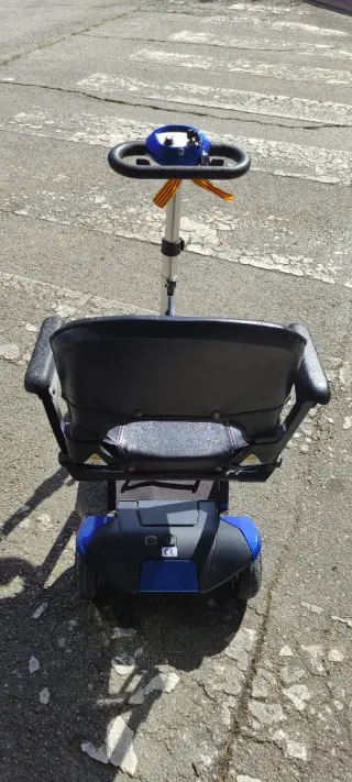 Silla plegable eléctrica azul para exterior scoote