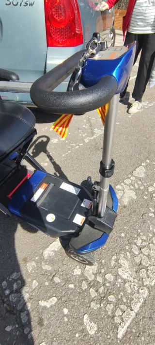 Silla plegable eléctrica azul para exterior scoote