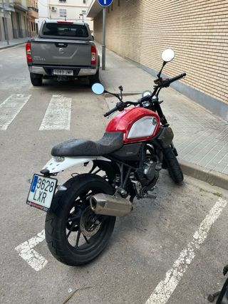 Moto 125 Naked Roja y Gris