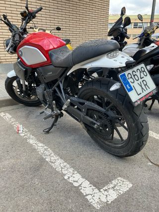 Moto 125 Naked Roja y Gris