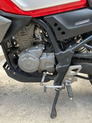 Moto 125 Naked Roja y Gris