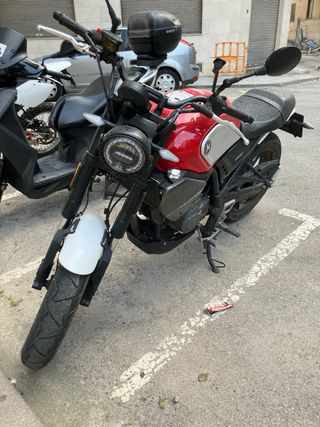 Moto 125 Naked Roja y Gris