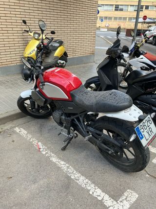 Moto 125 Naked Roja y Gris