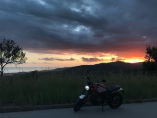 Moto 125 Naked Roja y Gris