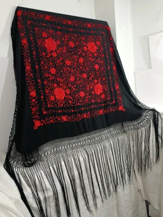 MANTÓN DE MANILA DE SEDA CON BORDADOS