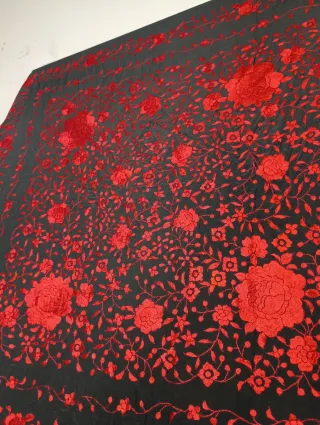 MANTÓN DE MANILA DE SEDA CON BORDADOS