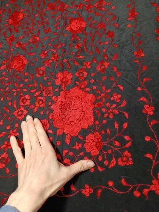 MANTÓN DE MANILA DE SEDA CON BORDADOS