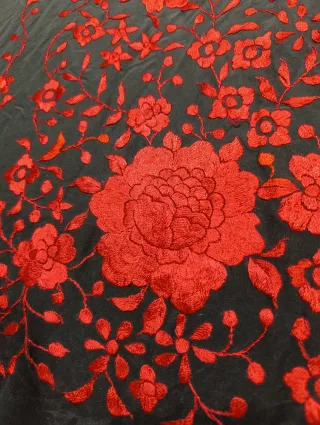 MANTÓN DE MANILA DE SEDA CON BORDADOS