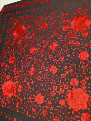 MANTÓN DE MANILA DE SEDA CON BORDADOS