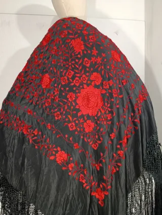 MANTÓN DE MANILA DE SEDA CON BORDADOS