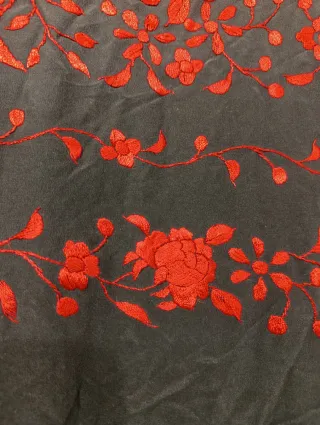 MANTÓN DE MANILA DE SEDA CON BORDADOS