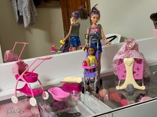 Barbie niñera con bebés, cuna y cochecito