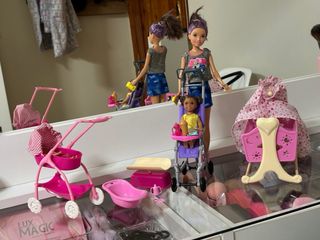 Barbie niñera con bebés, cuna y cochecito