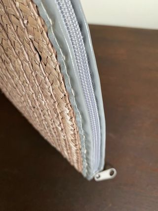 Bolso de mano, clutch de rafia beige grisáceo