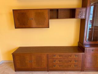 Mueble de salón de madera y cristal