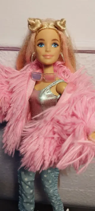 Muñeca Barbie con abrigo rosa y gafas