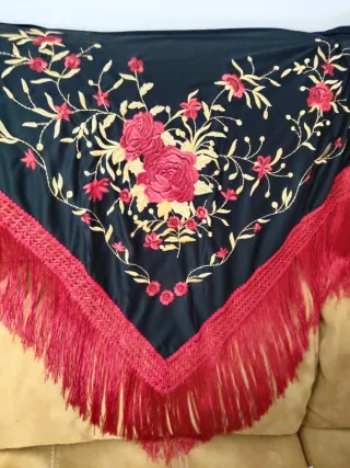 Mantón Flamenco Bordado Negro y Rojo