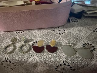 Lote de pendientes dorados y plateados