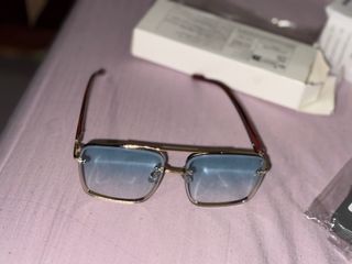 Gafas de sol doradas y azules