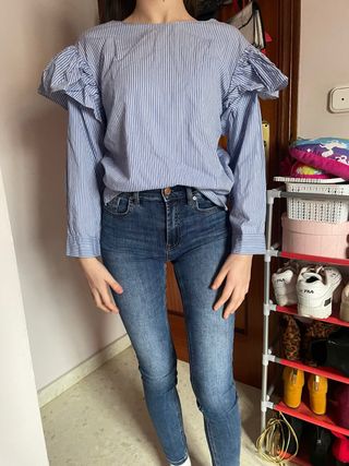 Camisa de rayas azules y blancas