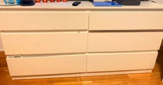 Cómoda blanca de madera