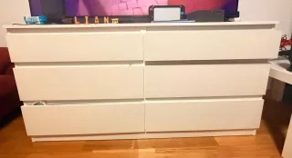 Cómoda blanca de madera