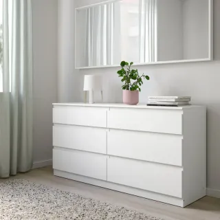 Cómoda blanca de madera