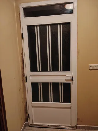 Puerta de entrada blanca con cristal