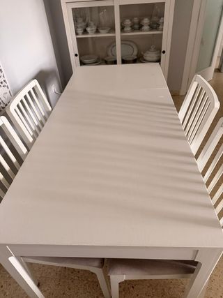 Tavolo da pranzo bianco con 4 sedie