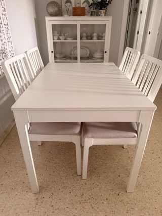 Tavolo da pranzo bianco con 4 sedie