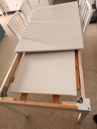 Tavolo da pranzo bianco con 4 sedie