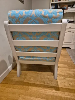 Sillón de madera maciza con tapicería