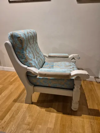 Sillón de madera maciza con tapicería