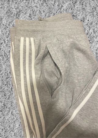 Pantalones Adidas grises con rayas