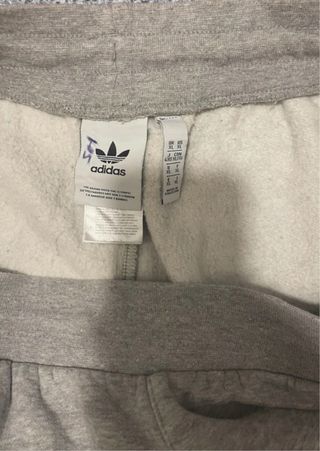 Pantalones Adidas grises con rayas