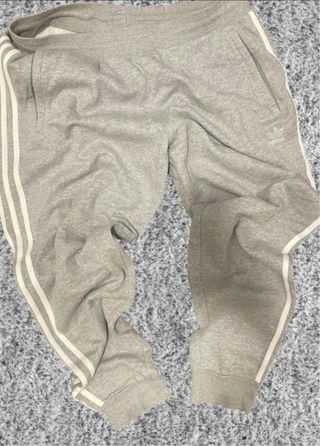Pantalones Adidas grises con rayas