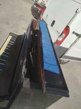 Piano antiguo negro