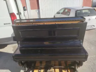 Piano antiguo negro