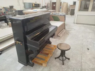 Piano antiguo negro