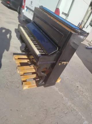 Piano antiguo negro