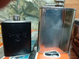 2 Petacas de licor pequeñas