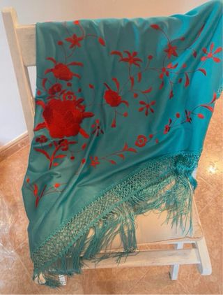 Mantón bordado flores rojo y turquesa