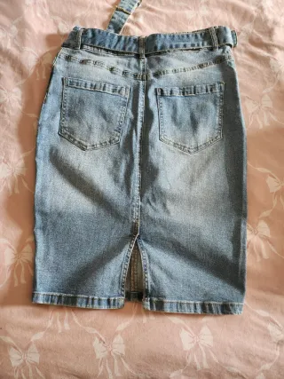 Falda vaquera azul con cinturón