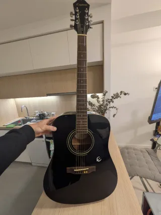 Guitarra Epiphone DR-100 con funda y afinador
