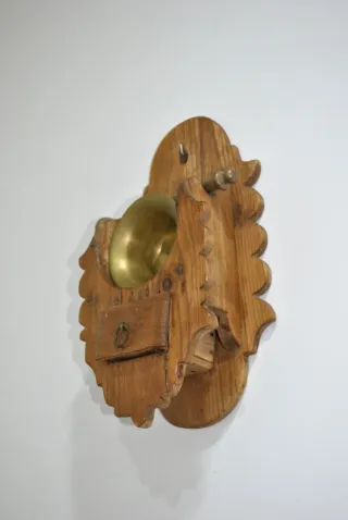 Antiguo almirez con soporte de madera