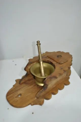 Antiguo almirez con soporte de madera