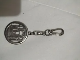 Llavero  de córdoba con diseño de B y mosquetón