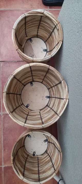 Lote 3 Maceteros Cestas Mimbre con Patas Madera